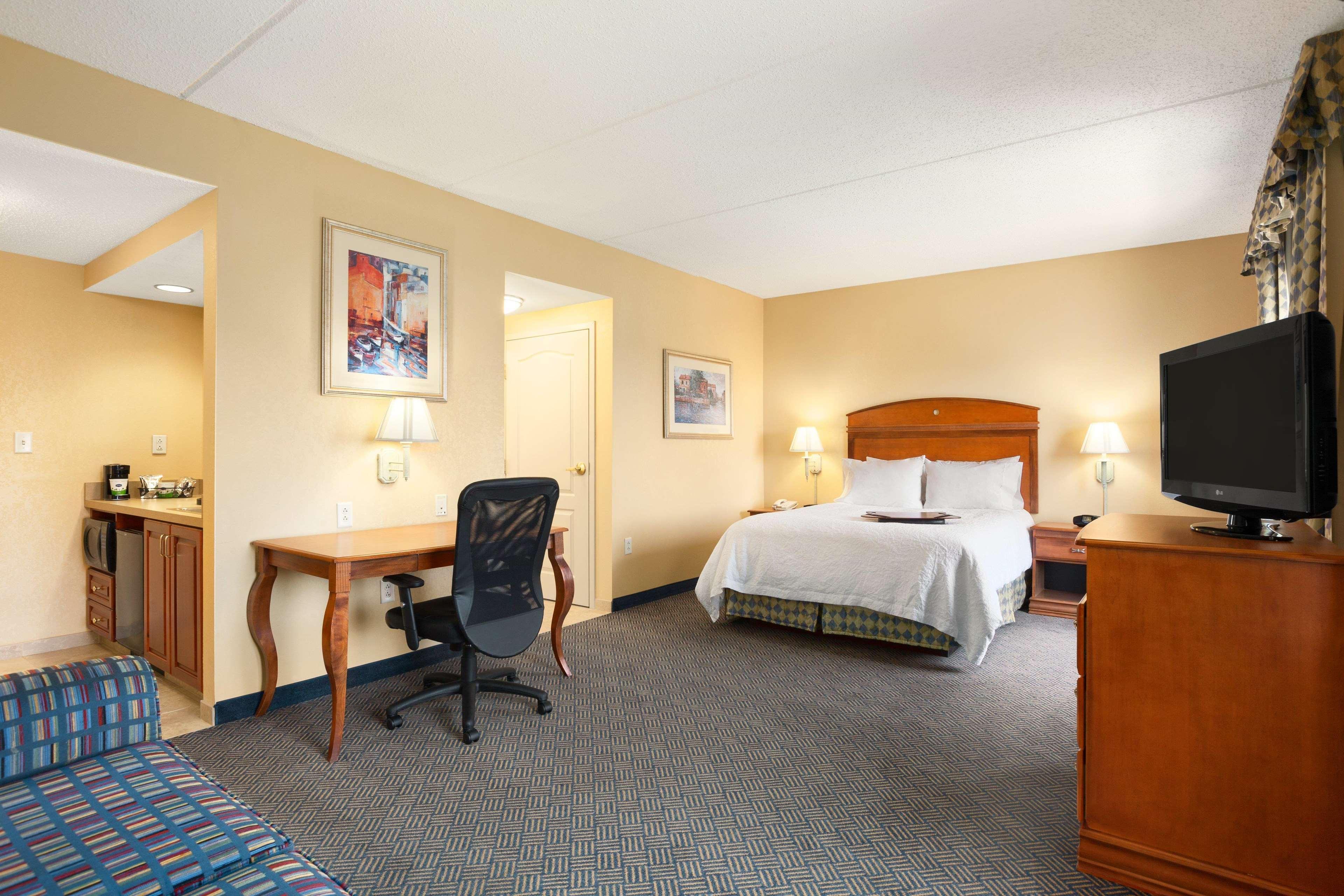 Hampton Inn Дженива Экстерьер фото