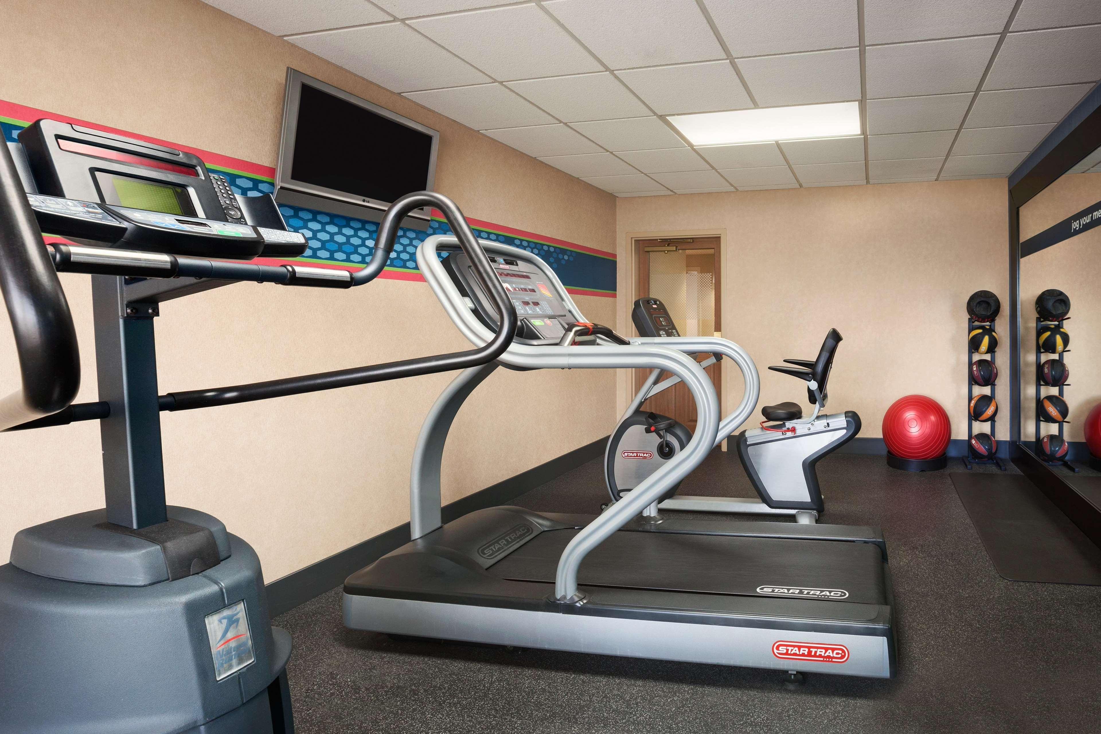 Hampton Inn Дженива Экстерьер фото