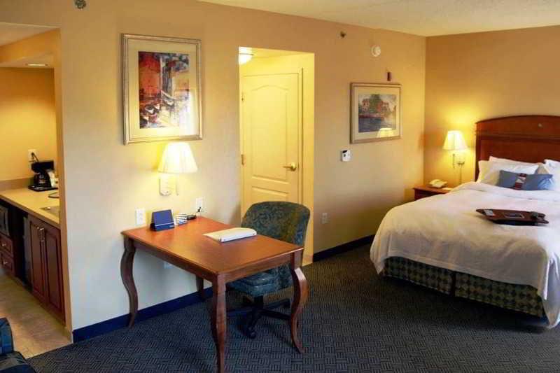 Hampton Inn Дженива Экстерьер фото