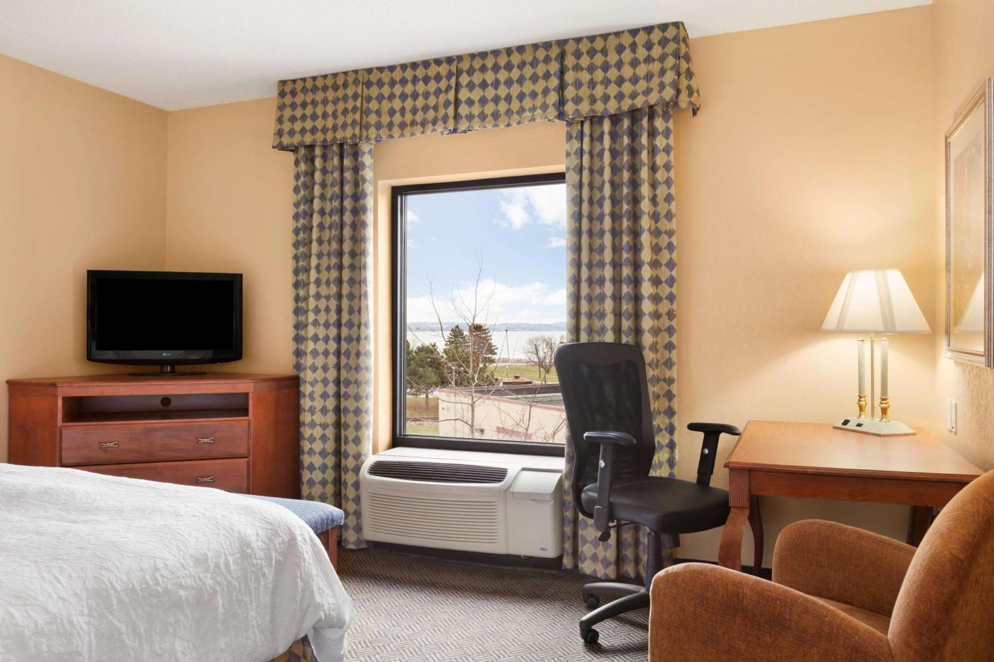 Hampton Inn Дженива Экстерьер фото