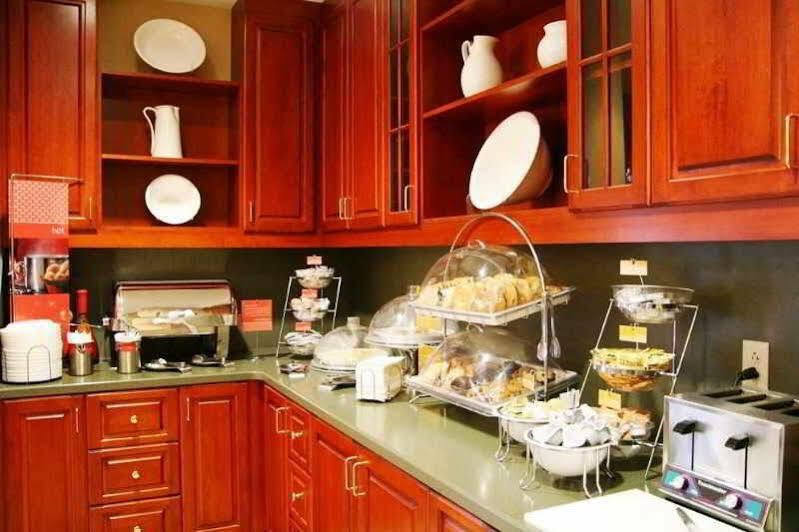 Hampton Inn Дженива Экстерьер фото